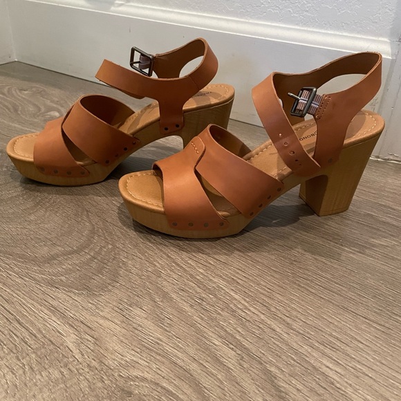 Treasure & Bond tan chunk strap heel, size 8M. Excellent condition! - Picture 2 of 3